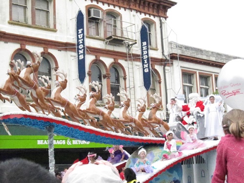 ニュージーランドで過ごしたクリスマス♪サンタパレード画像・動画